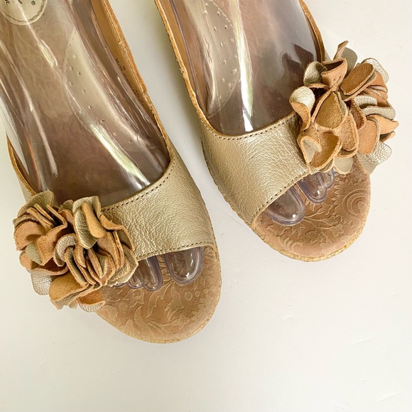 Born BOC Metallic Floral Leather Slingback Woven Wedge Sandals Peep Toe Size 9 - Picture 2 of 9